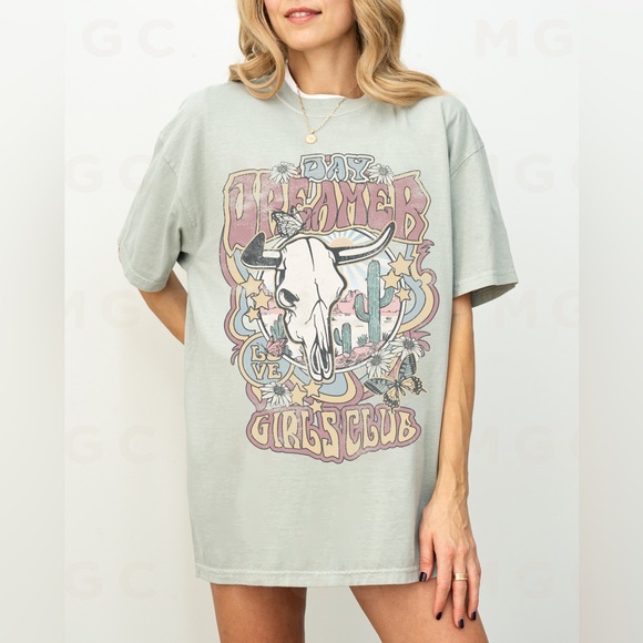 🚨 SALE 🚨 Comfort Colors Day Dreamer Girls Club Distressed Graphic Tee Shirt - Picture 2 of 10